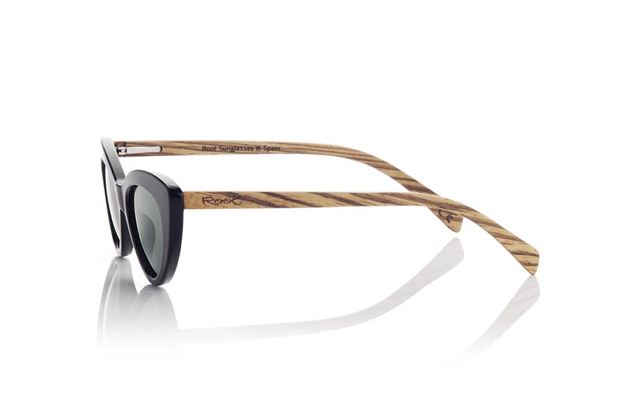 Gafas de Madera Natural de Walnut MIA. Las gafas MIA son un accesorio imprescindible para las amantes de la moda retro. Con su diseño de ojo de gato, estas gafas son un complemento ideal para conseguir un look sofisticado y atemporal. La montura satinada en color negro y las varillas de madera de nogal añaden elegancia y sofisticación a su aspecto. y sus lentes verdes gradient, además de proteger tus ojos y tu piel, añaden un toque personal de color al conjunto. Sin duda, las gafas MIA son un must-have para cualquier mujer que busque un look chic y atemporal. Medida frontal 145x45mm Calibre: 50 Venta al Por Mayor y Detalle | Root Sunglasses® 